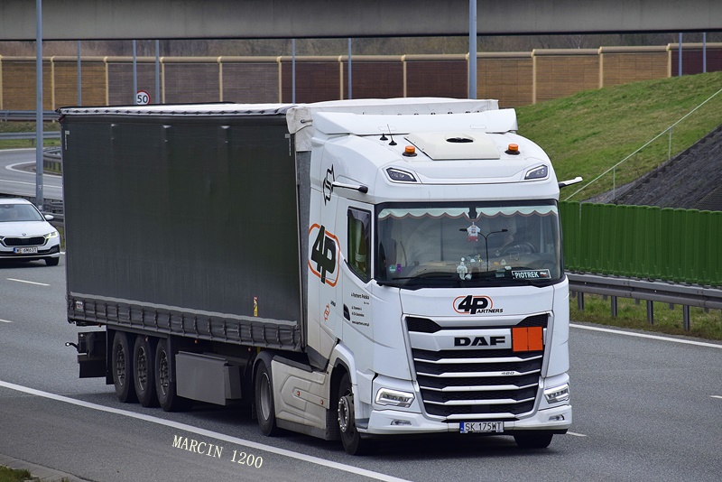 _DSC0464-crop-4 Partners-DAF XG-Schmitz Cargobull.JPG