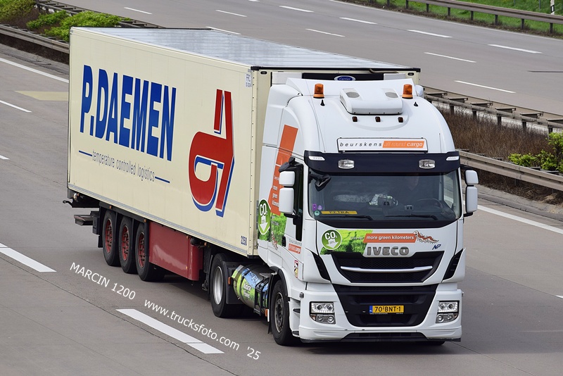 _DSC5743 BEURSKENS ALL ROUND CARGO-crop-IVECO STRALIS.JPG