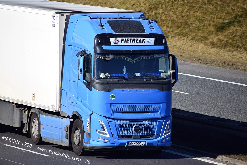 _DSC2788 Pietrzak-crop-VOLVO FH AERO.JPG