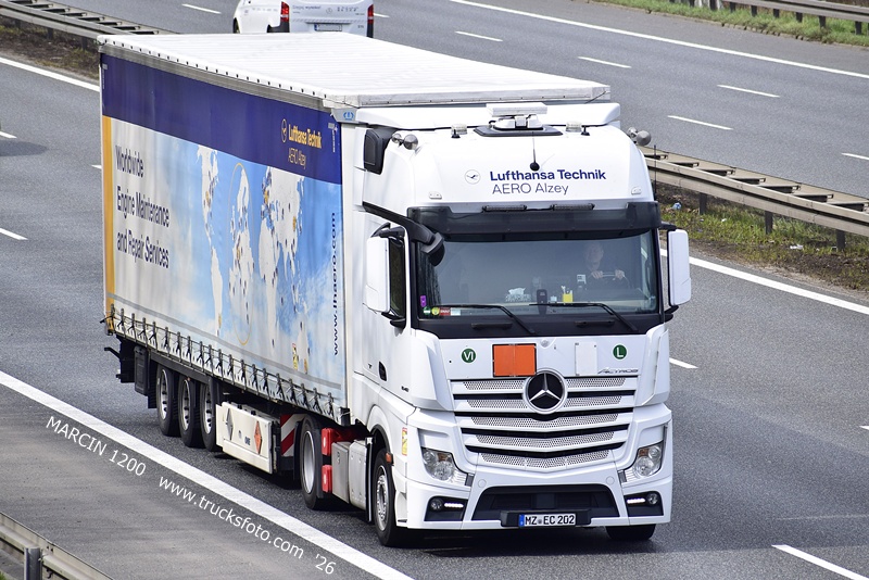 _DSC4397 LUFTHANSA TECHNIK-crop-ACTROS MP4.JPG