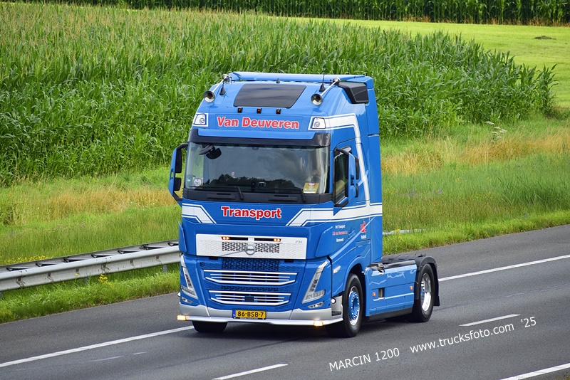 _DSC1017 VAN DEUVEREN-crop-VOLVO FH5.JPG