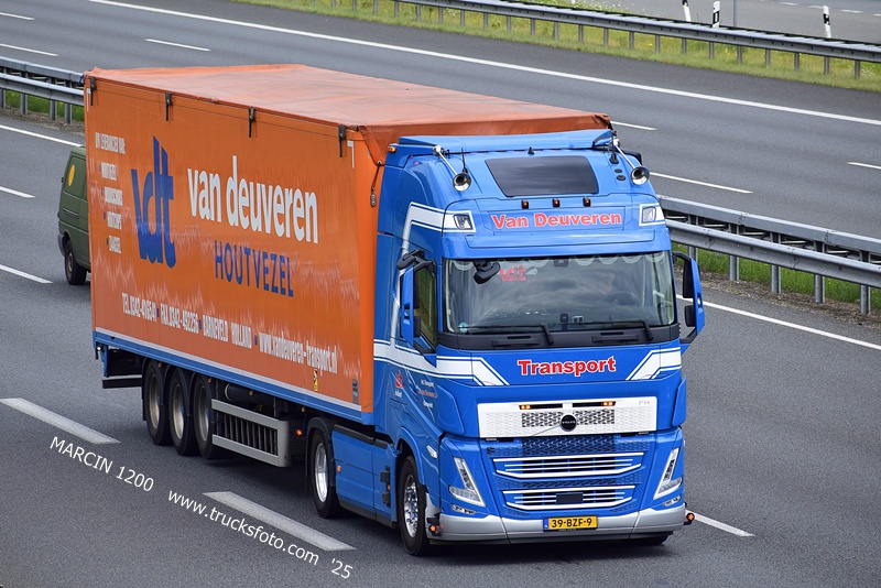 _DSC9296 VAN DEUVEREN-crop-VOLVO FH5.JPG