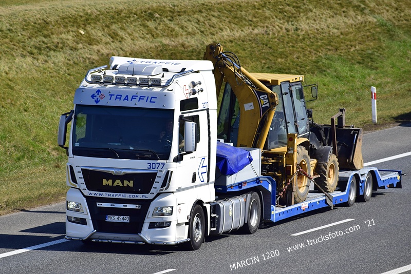 _DSC4914 TRAFFIC-crop-MAN TGX.JPG