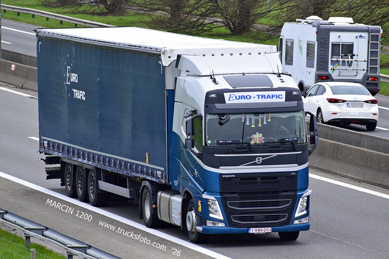 _DSC4669 EURO TRAFIC-crop-VOLVO FH4.JPG