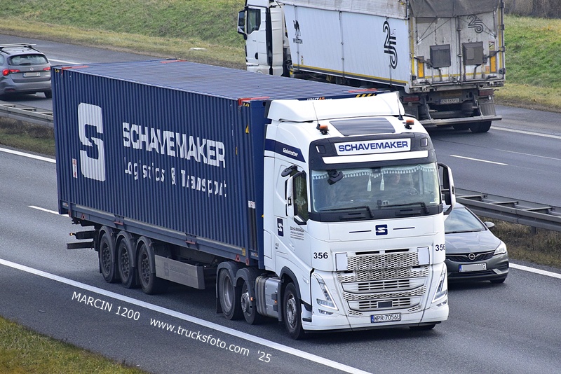 _DSC8832 SCHAVEMAKER-crop-VOLVO FH5.JPG