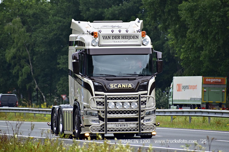 _DSC0694 VAN DER HEIJDEN-crop-SCANIA R NG.JPG