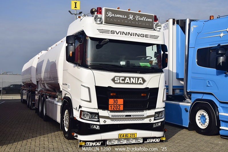 _DSC1329 RASMUS H. VALLEM-crop-SCANIA V8.JPG