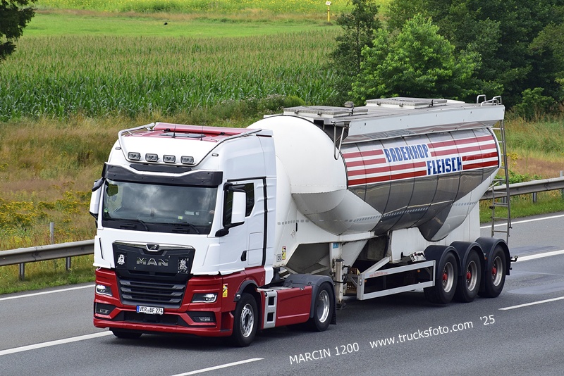 _DSC8603 BADENHOP FLEISCH-crop-MAN TGX II.JPG