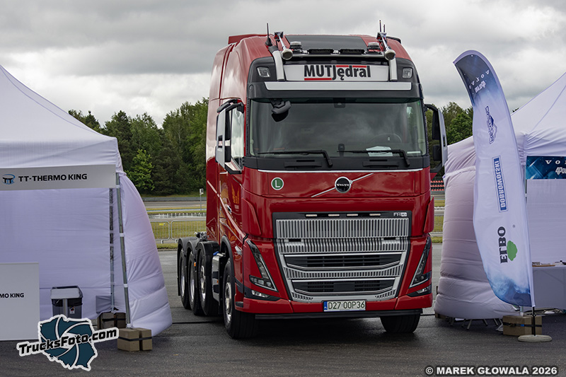 Volvo FH16 780 MUT Jędral.jpg
