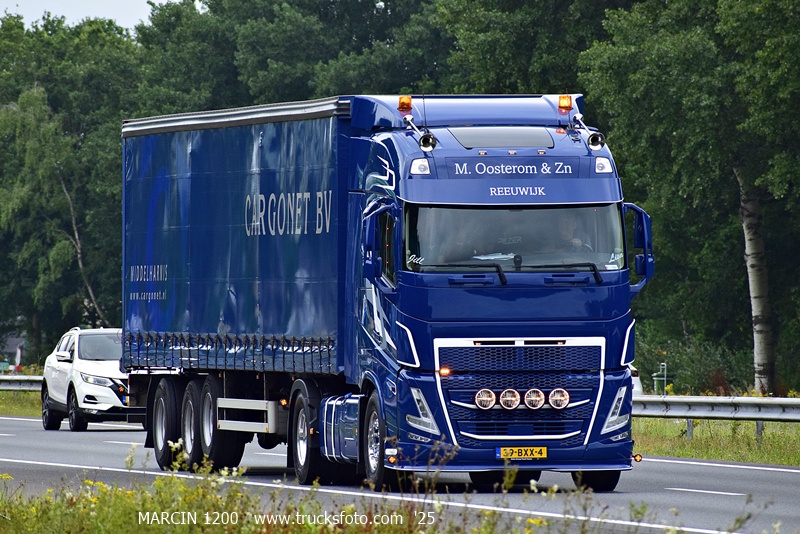 _DSC0757 M.OOSTEROM&Zn-crop-VOLVO FH5.JPG