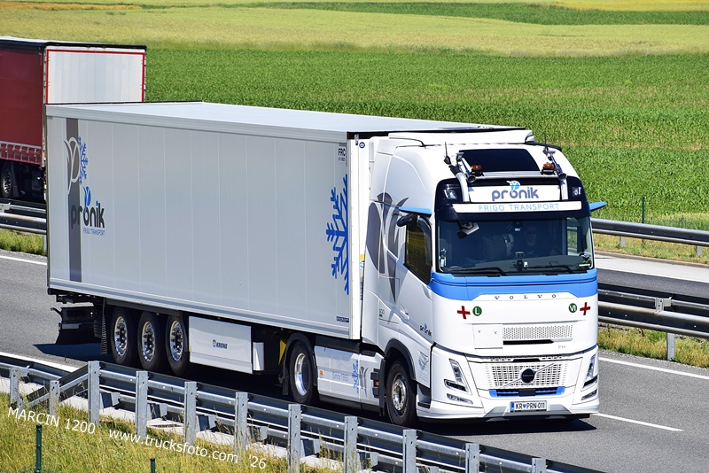_DSC8806 PRONIK-crop-VOLVO FH AERO.JPG