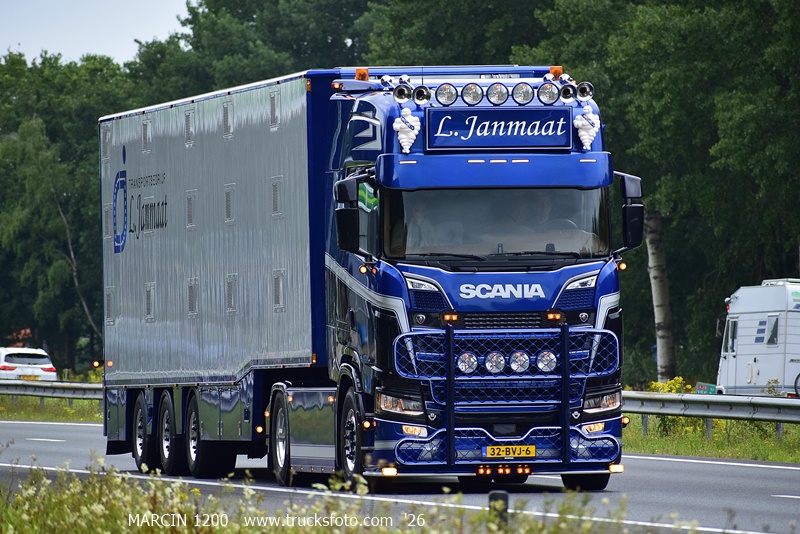 _DSC0292 L.JANMAAT-crop-SCANIA S V8.JPG