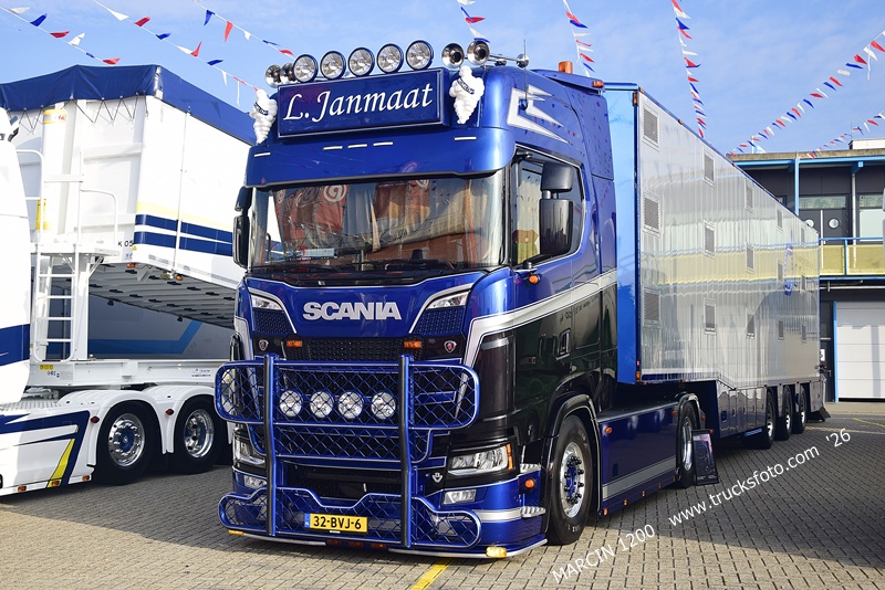 _DSC1231 L.JANMAAT-crop-SCANIA S V8.JPG