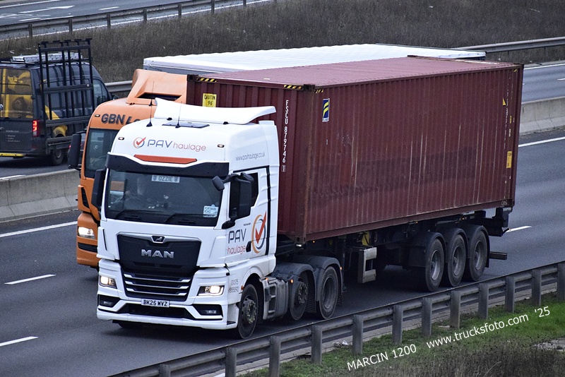 _DSC0630 PAV HAULAGE-crop-MAN TGX II.JPG