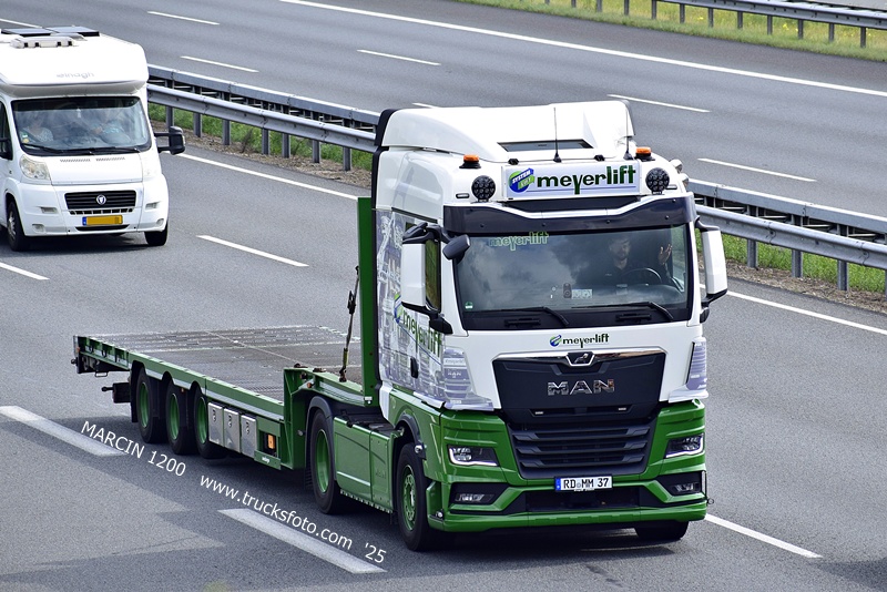_DSC8802 MEYER LIFT-crop-MAN TGX II.JPG