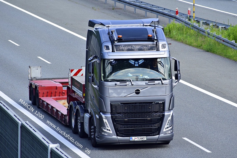 _DSC9359 Team Transport-crop-VOLVO FH5.JPG