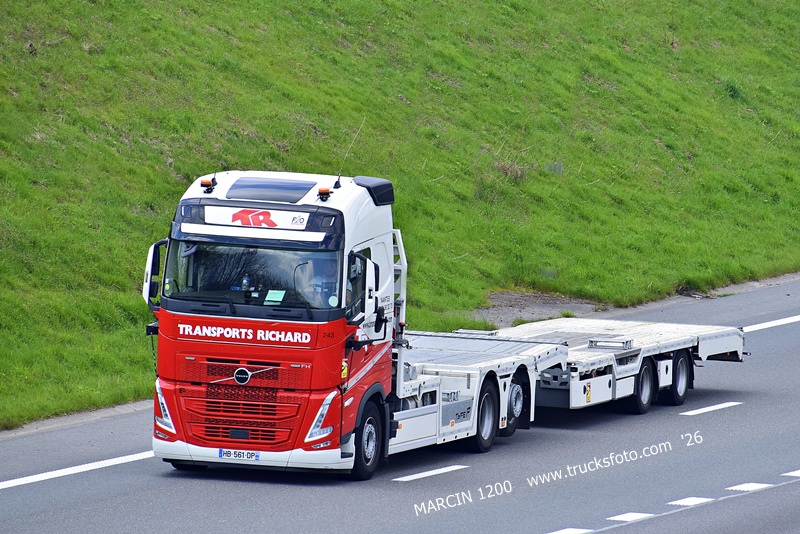 _DSC6232 TRANSPORTS RICHARD-crop-VOLVO FH5.JPG