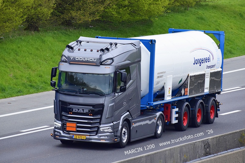_DSC5986 Y.DOUHOU-crop-DAF XG+.JPG