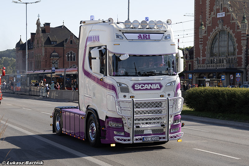 IMG_0861 Scania S ARI PMS26.jpg