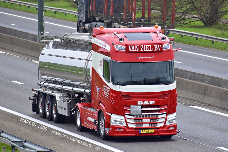 _DSC5212 VAN ZIEL BV-crop-DAF XG.JPG