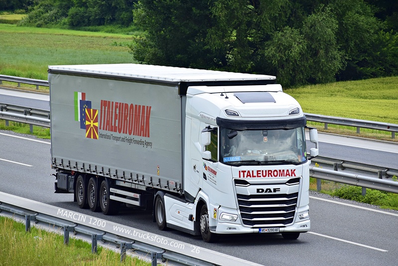 _DSC8188 ITALEUROMAK-crop-DAF XG.JPG
