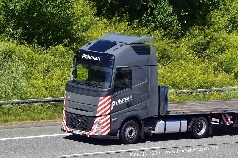 _DSC3633-crop-PAKMAN - VOLVO FH AERO.JPG