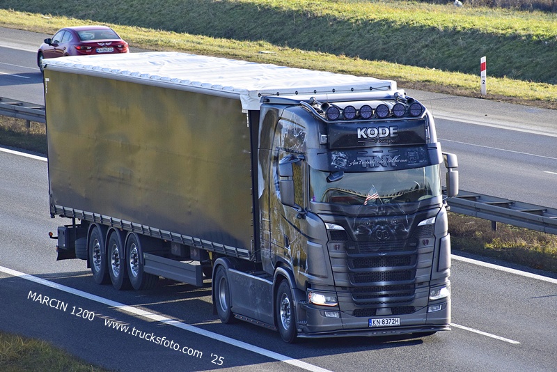 _DSC7867 KODE TRANSPORT-crop-SCANIA S Black Dog.JPG