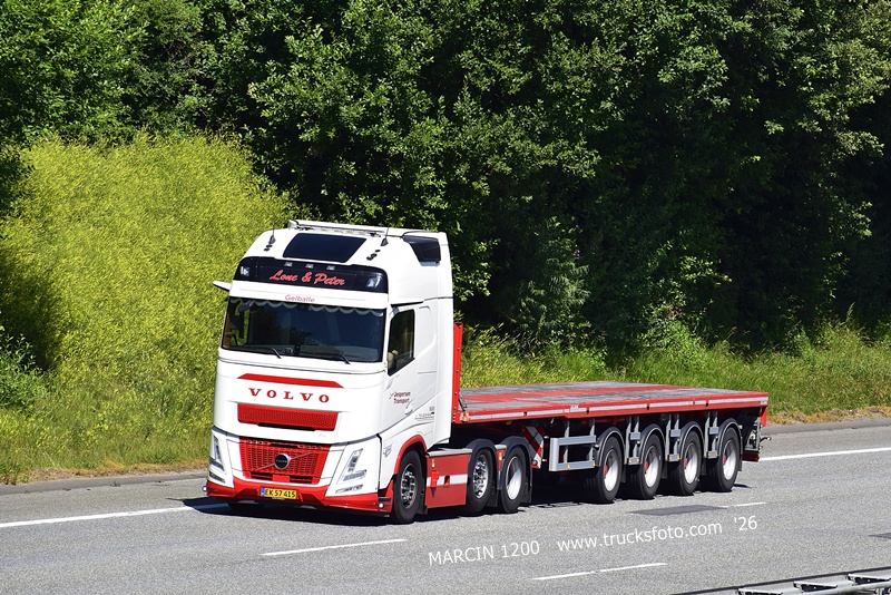 _DSC3597 LONE & PETER-crop-VOLVO FH AERO.JPG