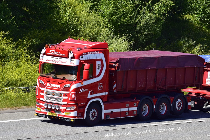 _DSC2458 SEJER & SONNICHSEN-crop-SCANIA R590 V8 NG.JPG