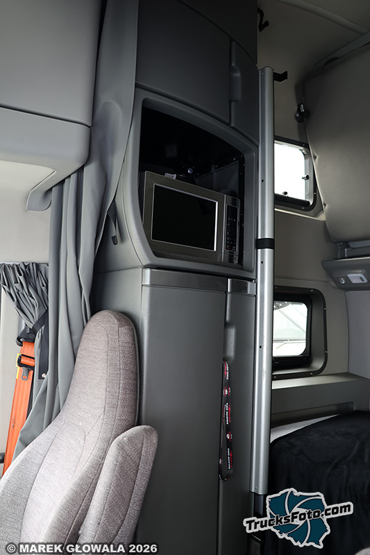 Volvo VNL.jpg