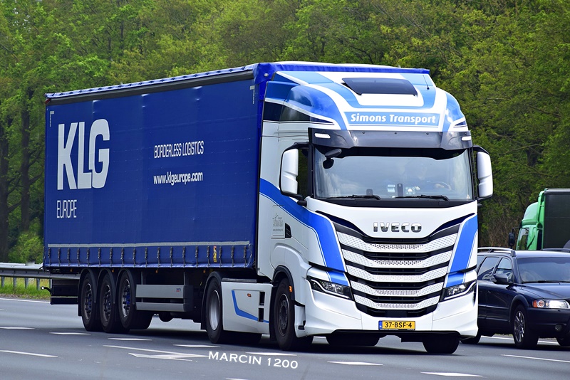 _DSC3147-crop-Simons Transport-Iveco S-Way.JPG