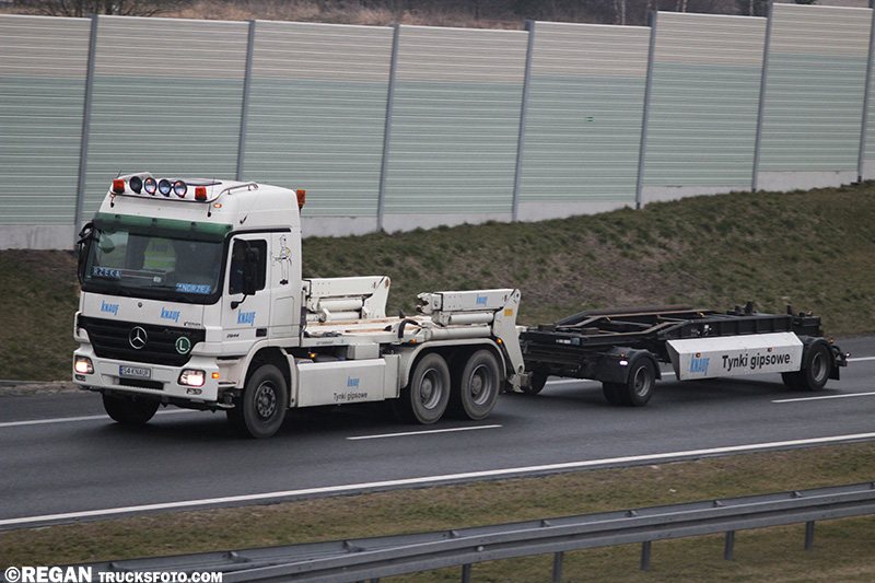 Mercedes-Benz Actros MP2 - Knauf.jpg