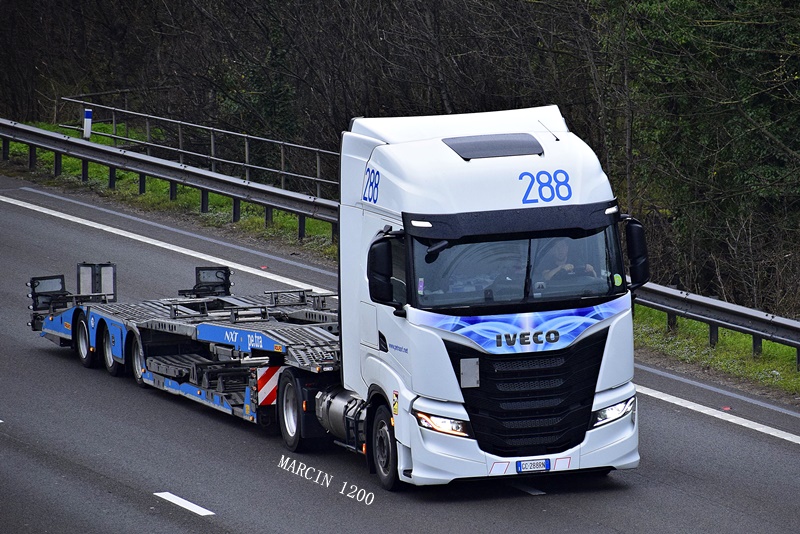 _DSC0108-crop-PETRA-IVECO S-WAY.JPG