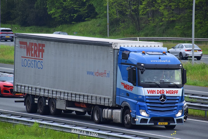 _DSC3682-crop-Van der Werff-Mercedes-Benz Actros MP4.JPG