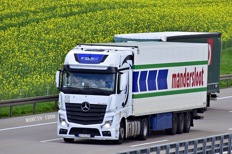 _DSC1840-crop-Mercedes-Benz Actros MP4 - Zampol.JPG