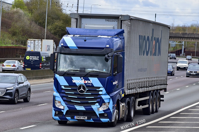 _DSC0599-crop-WOODLAND-Mercedes-Benz Actros MP4.JPG