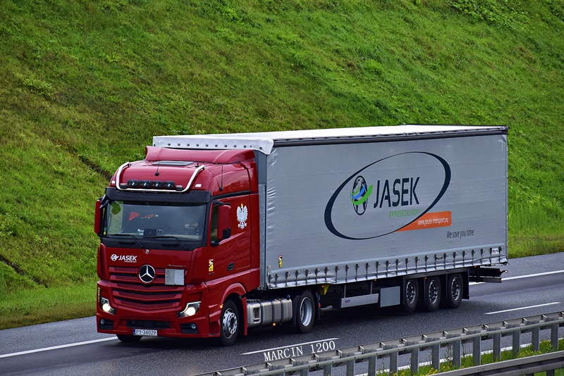 _DSC6882-crop-JASEK-Mercedes-Benz Actros MP5.JPG