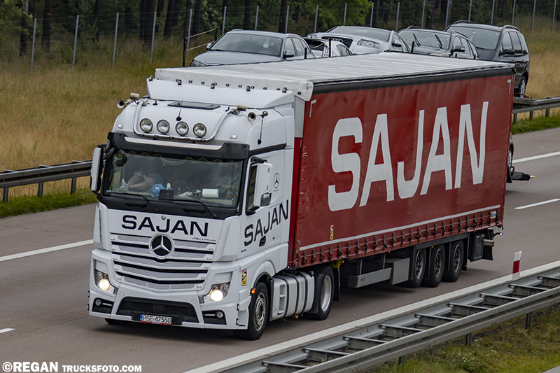 Mercedes-Benz Actros MP4 Sajan.jpg