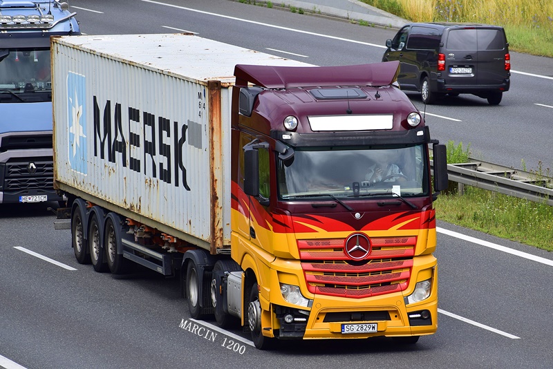 _DSC5145-crop-Mercedes-Benz Actros MP4.JPG