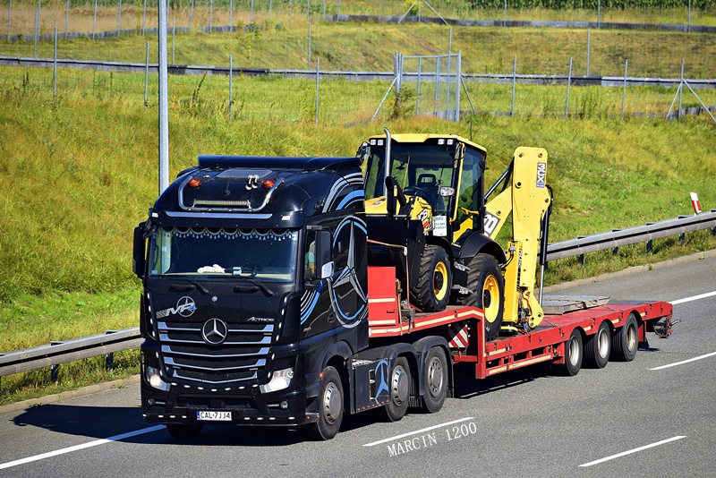 _DSC5835-crop-Mercedes-Benz Actros MP4.JPG