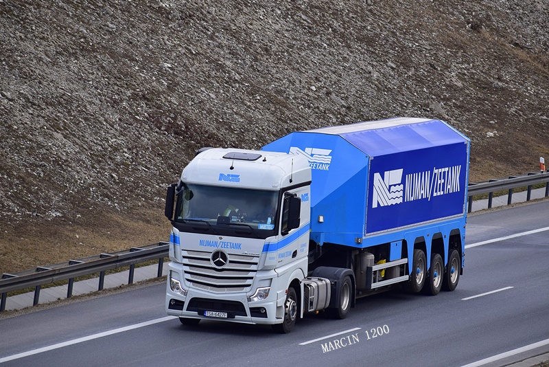_DSC2974-crop-Mercedes-Benz Actros MP5 - Nijman Zeetank.JPG