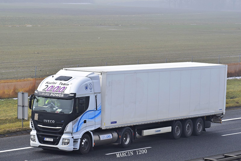 _DSC3918-crop-Kurier Team 2000-Iveco Stralis Hi-Way.JPG