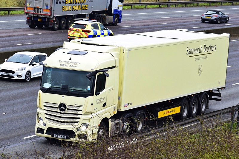 _DSC0316-crop-Mercedes-Benz Actros MP5-Samworth Brothers.JPG