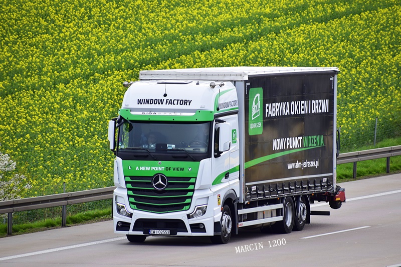 _DSC1400-crop-ABM Window Factory-Mercedes-Benz Actros MP5.JPG