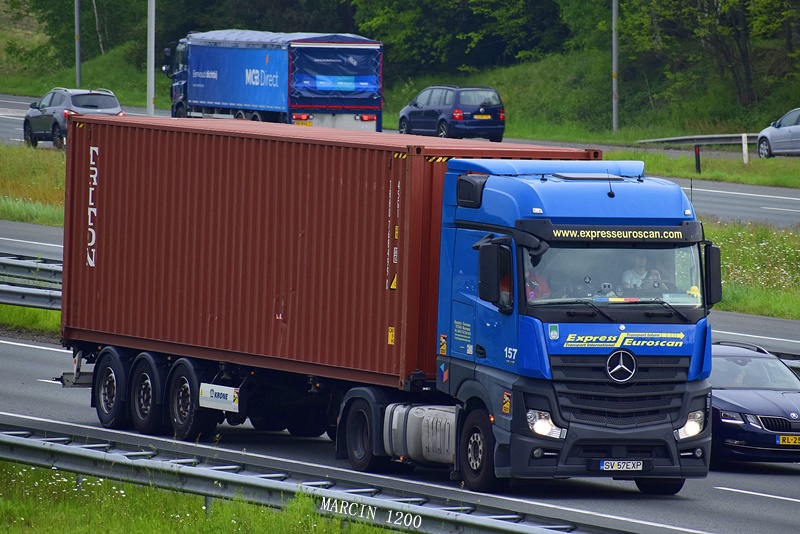 _DSC3875-crop-Express Euroscan-Mercedes-Benz Actros MP4.JPG