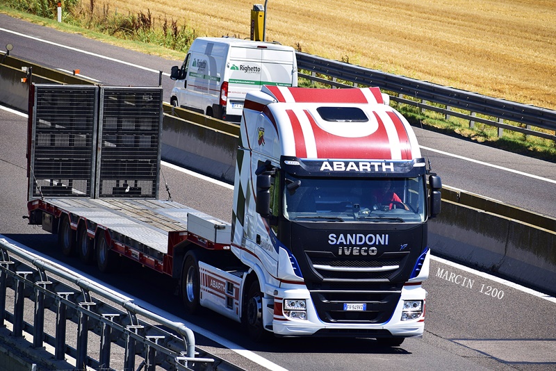 _DSC6074-crop-SANDONI-Iveco Stralis Hi-Way XP ABARTH.JPG
