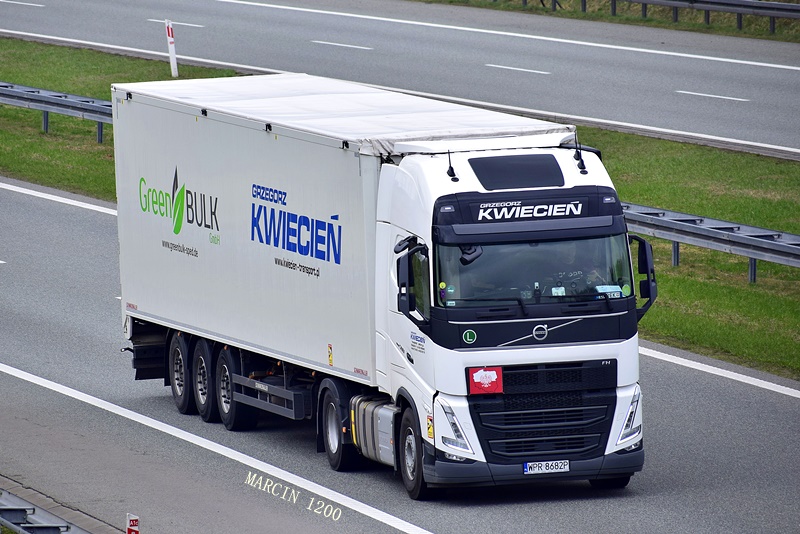 _DSC0324-crop-Kwiecień-VOLVO FH V.JPG