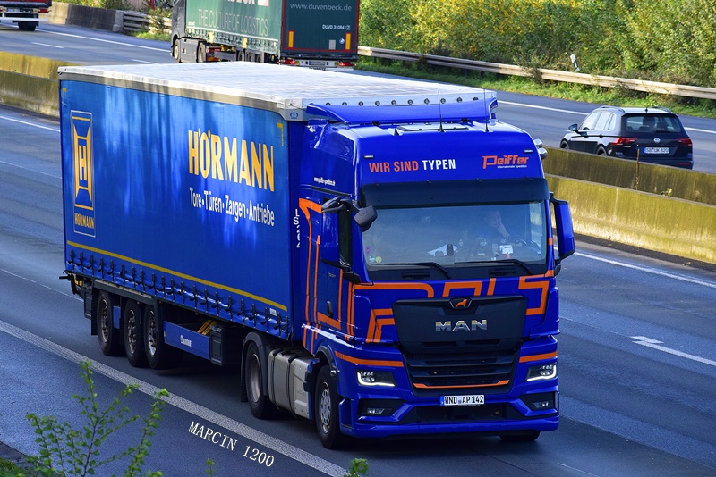 _DSC7584-crop-Spedition Peiffer-MAN TGX II-KRONE.JPG