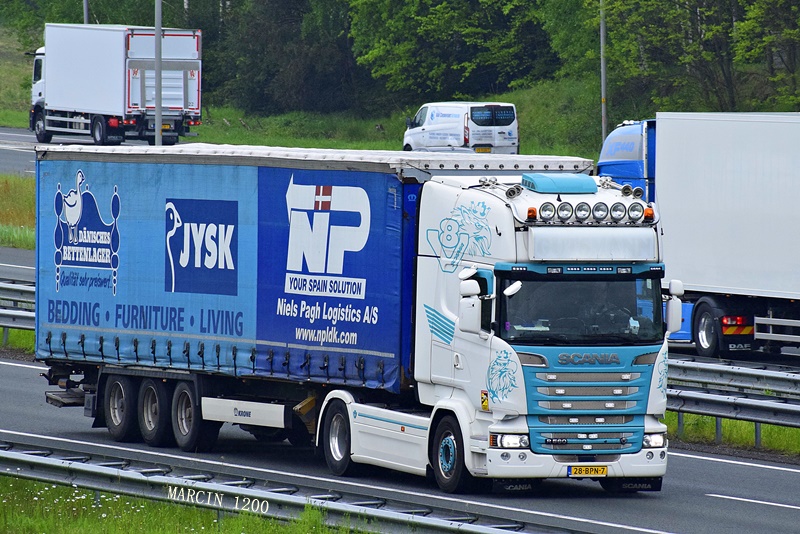 _DSC4185-crop-ELEVAT Trans-SCANIA R560 V8-KRONE.JPG