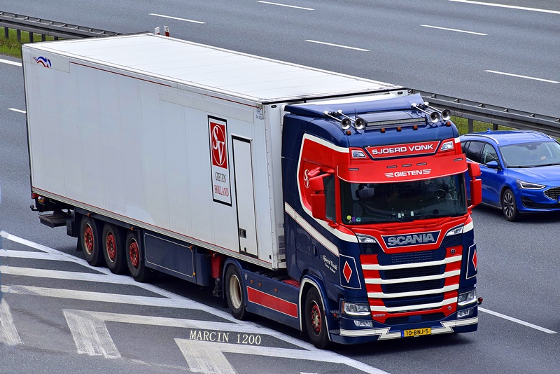 _DSC0753-crop-Sjoerd Vonk-SCANIA S520 V8.JPG